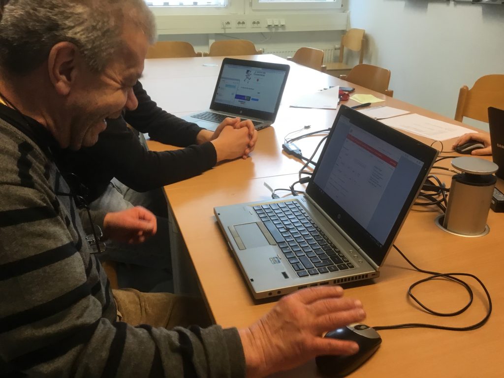 Peer Researcher testing the deutsche bahn website