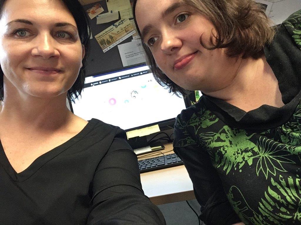 Selfie von einer Peerforscherin und einer Betreuerin
