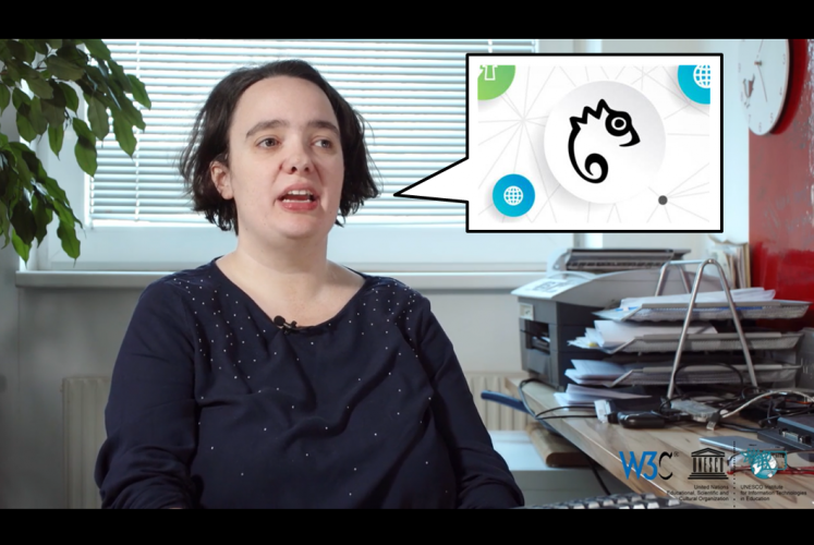 Franziska during the interview. She is sitting in an office. Next to her face is a speech bubble with the easy reading logo inside