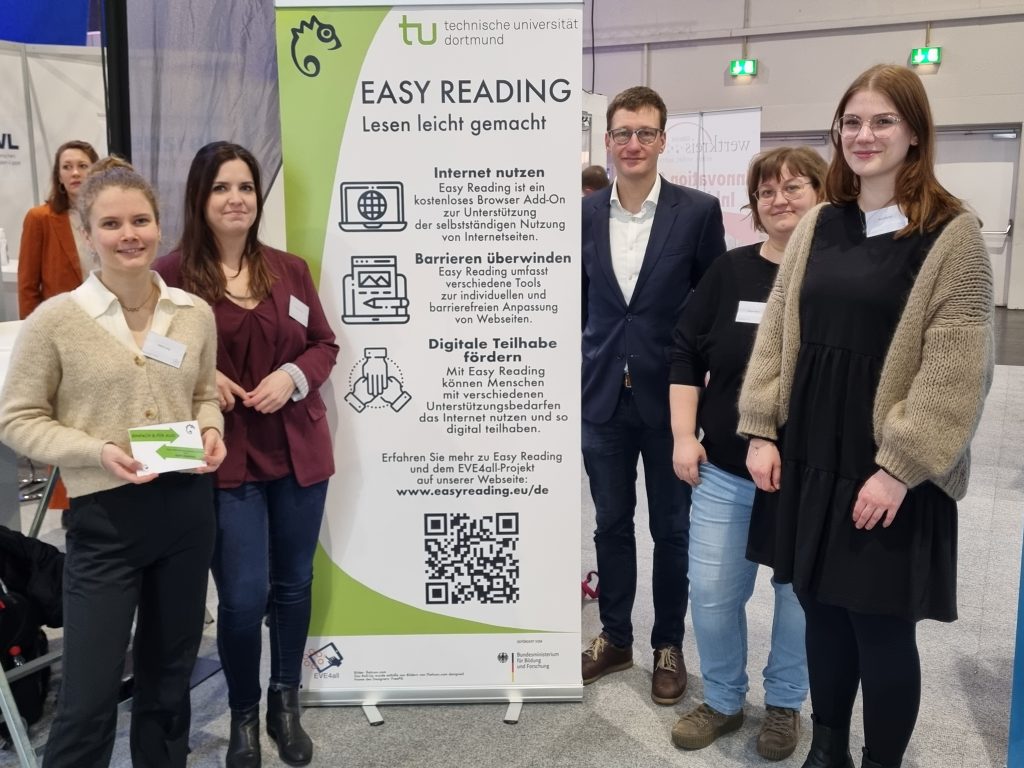 fünf Personen stehen vor einem Roll-Up Banner. Auf dem Banner steht Easy Reading Lesen leicht gemacht. 