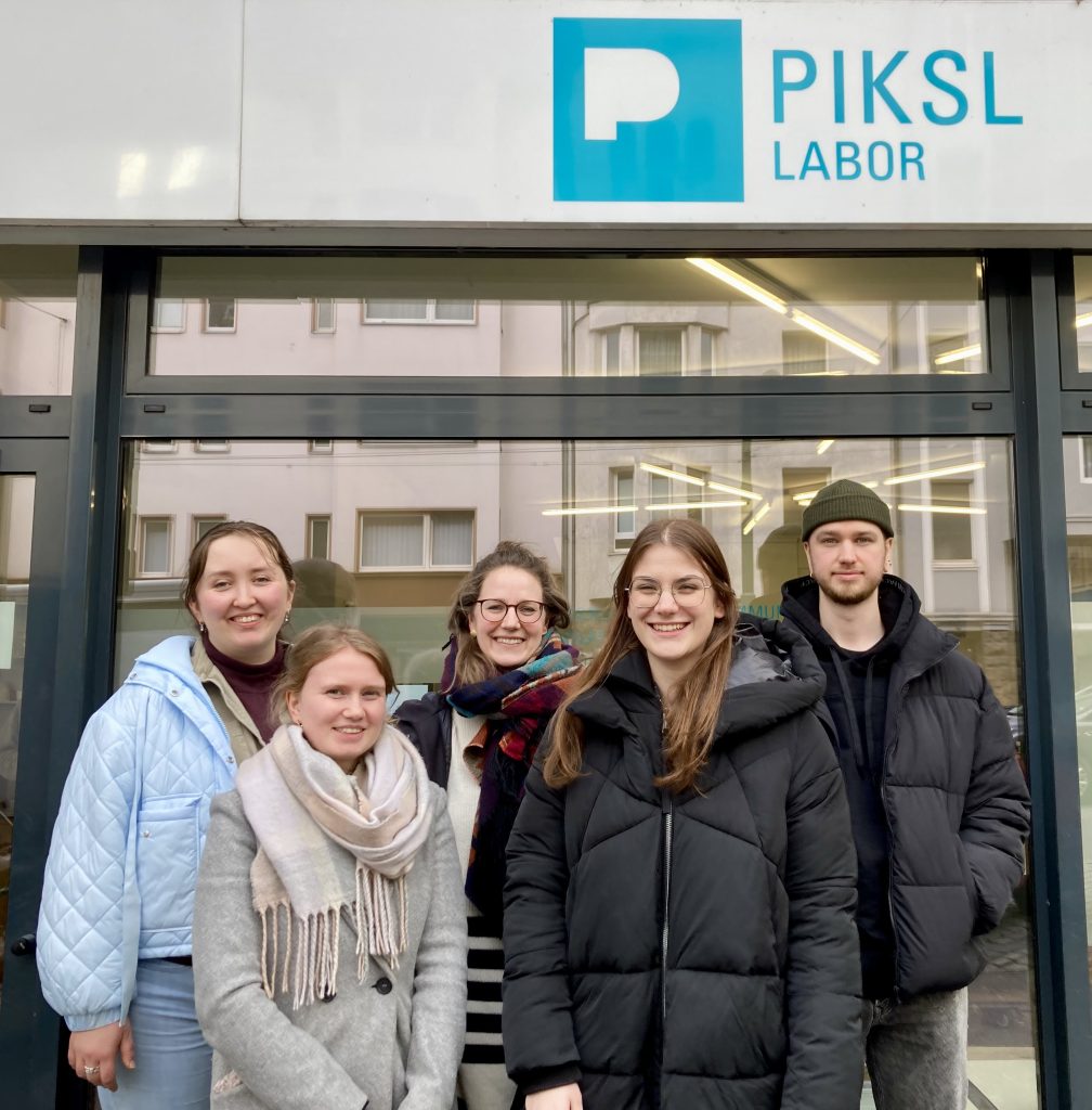  Foto von fünf Mitarbeitenden des EVE4all-Teams vor dem PIKSL Labor in Düssledorf. 